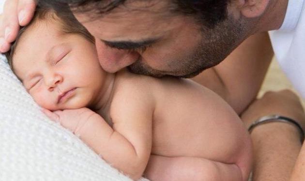 Κώστας Γρίμπιλας: Απαρηγόρητος 3 μήνες μετά τον ξαφνικό θάνατο του μωρού του! Το τραγούδι που του αφιέρωσε!