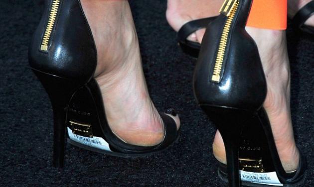 Oops! Πασίγνωστη ηθοποιός βγήκε με τα αυτοκόλλητα κάτω από τα παπούτσια!
