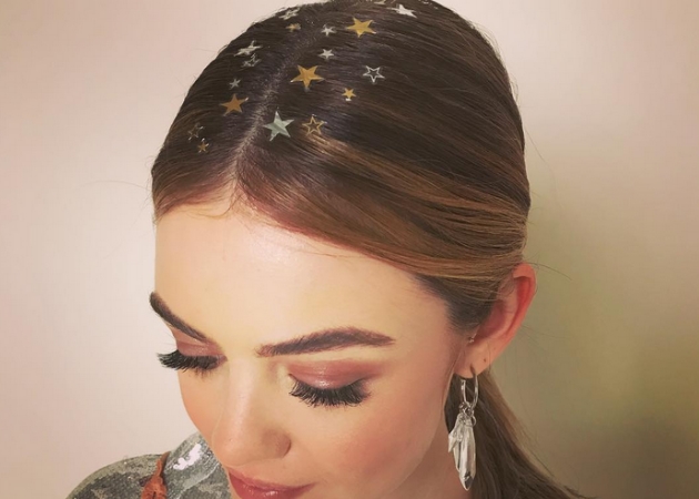 H Lucy Hale δοκίμασε μεταλλικά tattoo στα μαλλιά της και είναι τέλεια! Πώς θα το κάνεις!