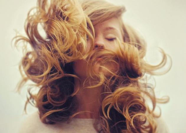 Όταν τινάζεις τα μαλλιά σου κινούνται μονοκόμματα ή ανάλαφρα; Δες τι λέει η έρευνα του Pantene Pro-V!