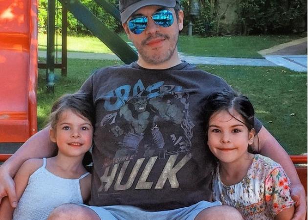 Χάρης Βαρθακούρης: Παίζει επιτραπέζιο παιχνίδι με τις κούκλες κόρες του!