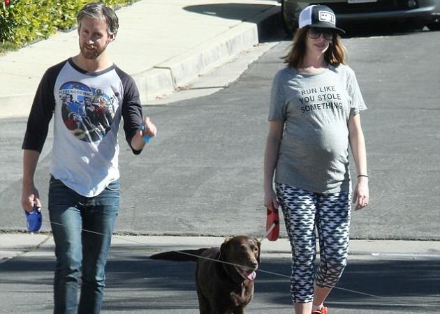 Anne Hathaway: Για jogging στον 8ο μήνα της εγκυμοσύνης της! Φωτογραφίες