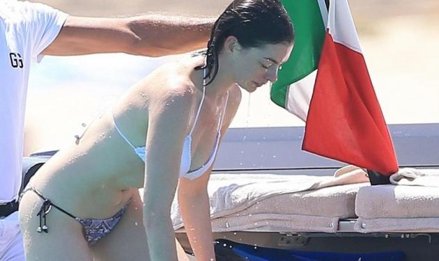 Anne Hathaway: Χωρίς ρετούς στη θάλασσα! Φωτογραφίες