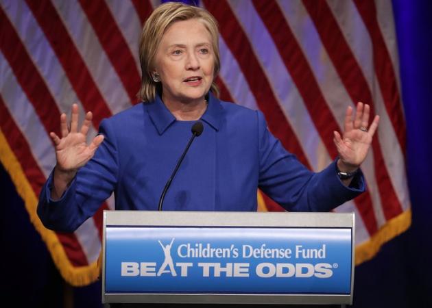 Η Hilary Clinton εντελώς αμακιγιάριστη στην πρώτη της ομιλία μετά τις εκλογές!