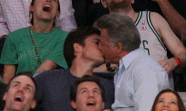 Το καυτό φιλί του Dustin Hoffman με έναν άνδρα!