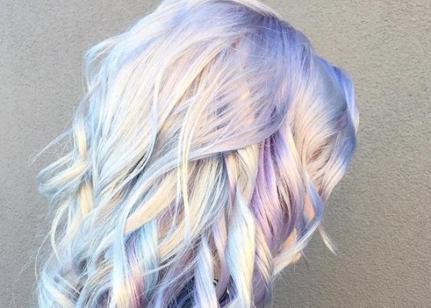 Holographic hair: νέο trend alert στο χρώμα μαλλιών