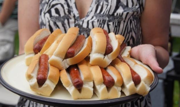 Σοκ: Βρήκαν χοτ – ντογκ με ανθρώπινο DNA