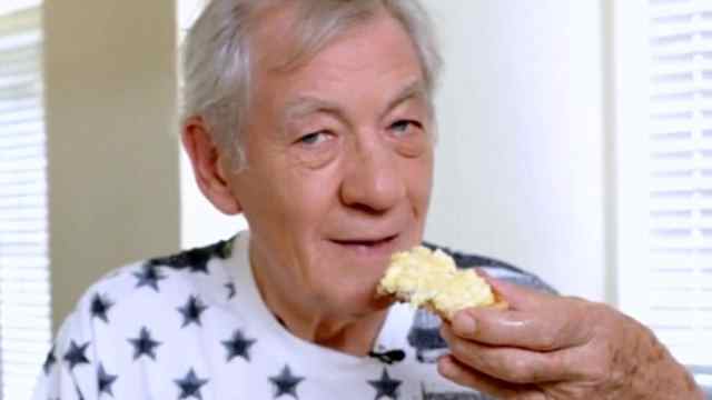 O Ian McKellen σού δείχνει πώς να φτιάχνεις τα πιο τέλεια scrambled eggs!