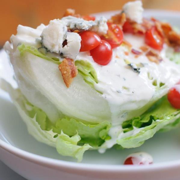 Βαρκούλες iceberg με dressing από blue cheese