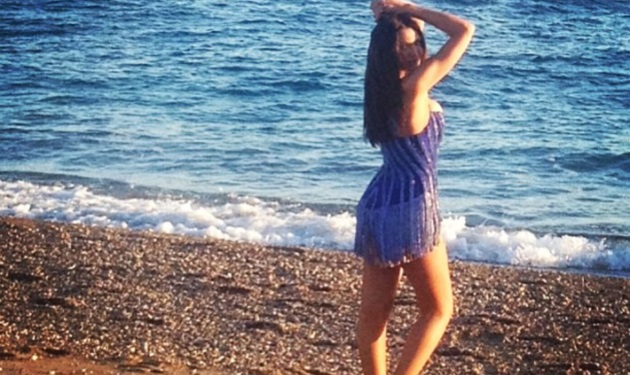 Αγγελική Ηλιάδη: Ποζάρει ξημερώματα σε παραλία της Ρόδου, με μίνι φόρεμα!