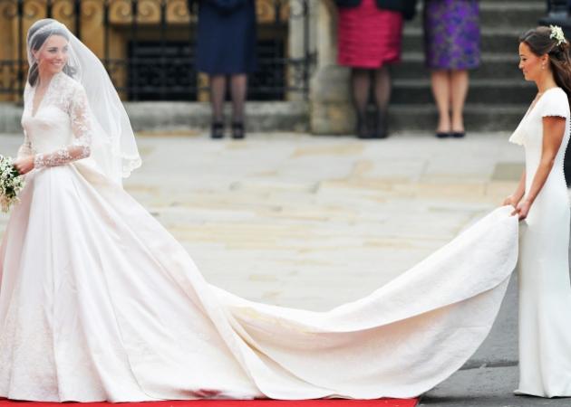 Πόσα κέρδη έφερε η έκθεση με το νυφικό της Kate Middleton;