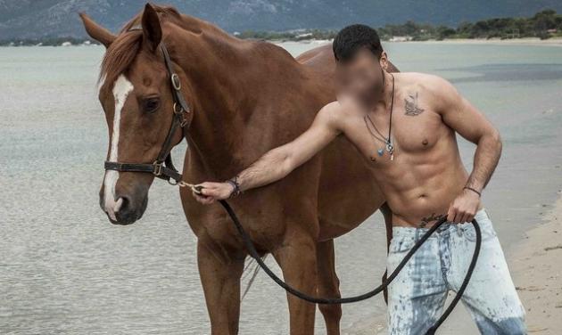Ποιος Έλληνας ηθοποιός είναι στη θάλασσα μ΄ ένα άλογο;