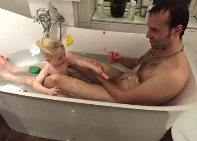 Σάλος με τη “γυμνή” φωτογραφία ηθοποιού που κάνει μπάνιο με την κόρη του!