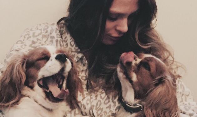 Υβόννη Μπόσνιακ: “Χουχούλιασε” στο σπίτι με τα σκυλιά της! Φωτογραφίες