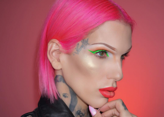 Bρήκε τρίχα μέσα στο highlighter του Jeffree Star και δες τι έγινε!