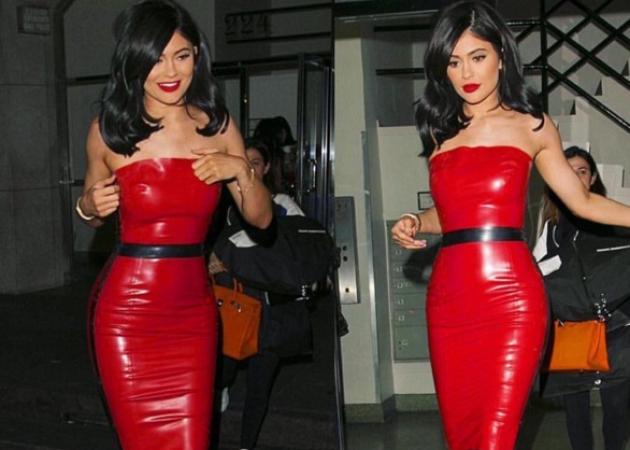 Φωτιά στα κόκκινα η Kylie Jenner – Το latex φόρεμα και τα σέξι εσώρουχα που “έριξαν” το Instagram