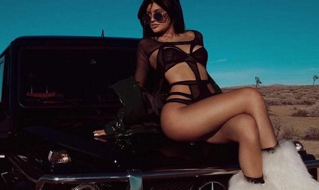 Κylie Jenner: Σέξι φωτογράφιση στην έρημο της Καλιφόρνιας