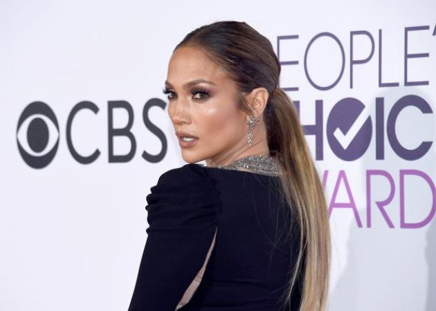 People’s Choice Awards 2017: η JLO κάνει τάση το λαστιχάκι μαλλιών και στο red carpet!