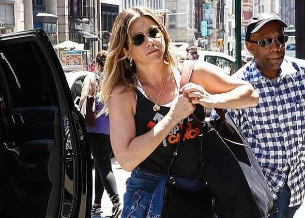 Τι συμβαίνει με την Jennifer Aniston; Αρνείται πως είναι έγκυος και κρύβει την κοιλιά της!