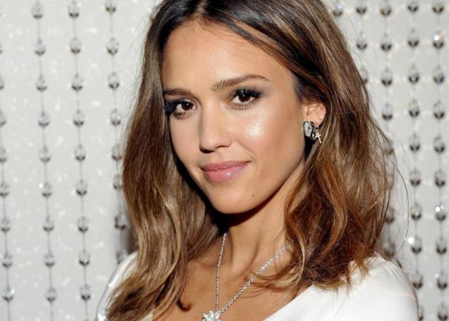 Jessica Alba: αυτά είναι τα 3 προϊόντα που χρησιμοποιεί τώρα το αγαπημένο μας beauty icon