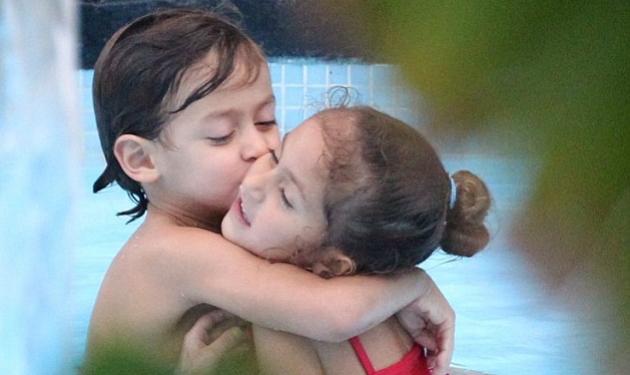 Τα δίδυμα της Jennifer Lopez ανταλλάσουν τρυφερά φιλιά! Δες photo!