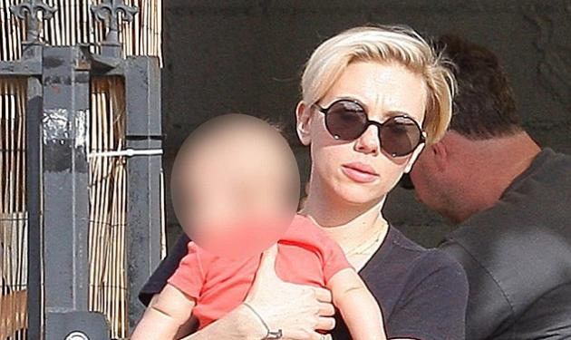 Scarlett Johannson: Χωρίς μακιγιάζ και με την κόρη της στην αγκαλιά της! Φωτογραφίες