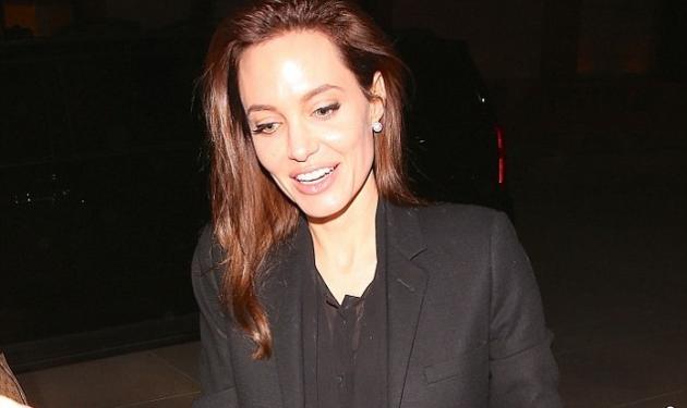 Angelina Jolie: Υπέγραψε αυτόγραφα μετ’ εμποδίων!