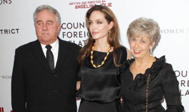 A. Jolie: Στο κόκκινο χαλί με… τα πεθερικά της! Δες φωτογραφίες