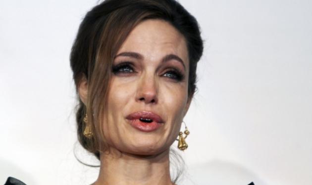 Γιατί ξέσπασε σε κλάματα η A. Jolie; Δες το video