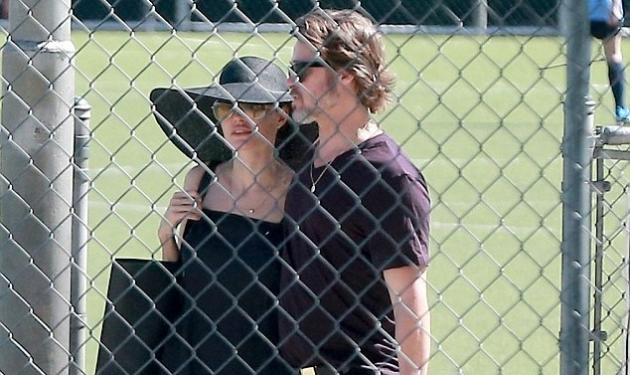 Angelina Jolie – Brad Pitt: Τρυφερές αγκαλιές και φιλιά σε αγώνα των κοριτσιών τους!