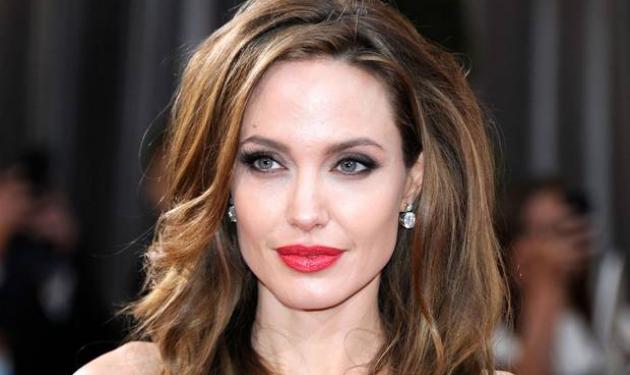 Οι πραγματικοί λόγοι που Angelina Jolie και Sandra Lee έκαναν διπλή μαστεκτομή