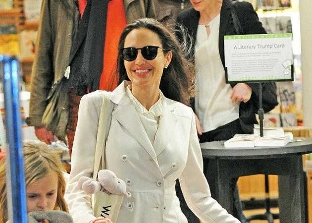 Angelina Jolie: Περνά και μόνη της καλά! Χαμογελαστή μετά το διαζύγιο κάνει βόλτες με τα παιδιά της