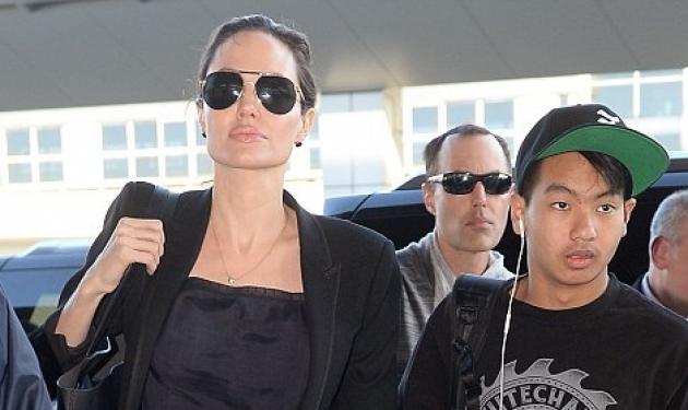Angelina Jolie: Μαζί με το γιο της Maddox στο αεροδρόμιο JFK!