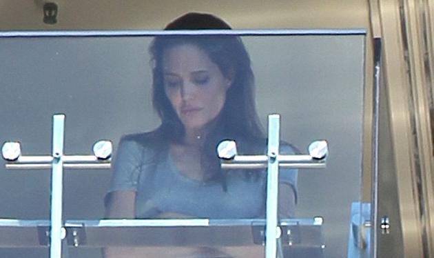 Η Αngelina Jolie καπνίζει στεναχωρημένη στο μπαλκόνι μετά τον καυγά με τον Brad! Nέες φωτογραφίες