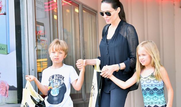 Angelina Jolie: Τα δίδυμα έκλεισαν  τα 7 τους χρόνια και τα πήγε για ψώνια!