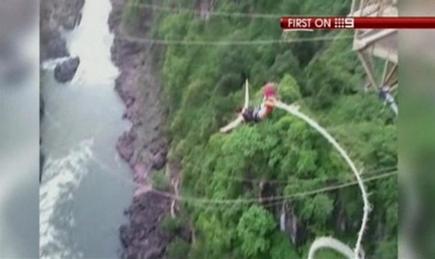 Έσπασε το σχοινί του bungee jumping, έπεσε σε ποτάμι με κροκόδειλους και σώθηκε!
