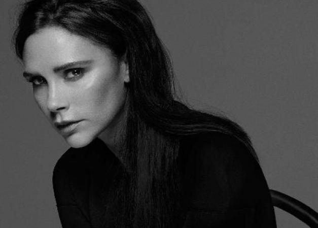 Victoria Beckham: Kι όμως…χαμογελάει!