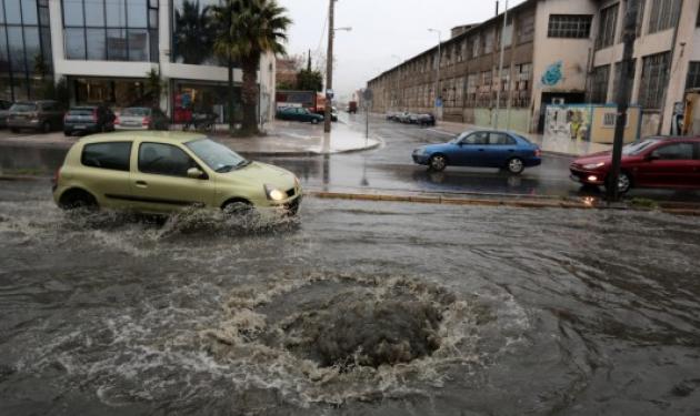 Έντονα καιρικά φαινόμενα τις επόμενες ώρες στην Αττική – Απέραντο μποτιλιάρισμα στους δρόμους της Αθήνας