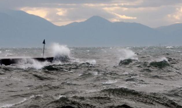 Ισχυροί άνεμοι και βροχές – Δεμένα τα πλοία στα λιμάνια!