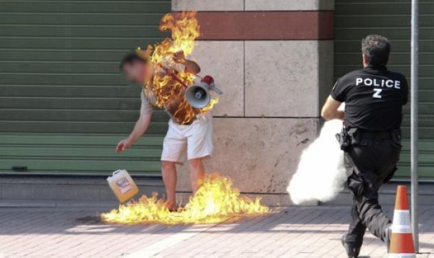 Ντοκουμέντο σοκ: Λούστηκε με βενζίνη και έβαλε φωτιά γιατί τον είχαν πνίξει τα χρέη
