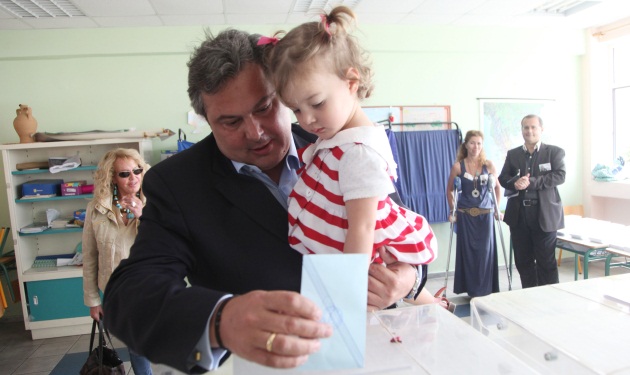 Πάνος Καμμένος: Πήγε να ψηφίσει με την κόρη του! Φωτογραφίες