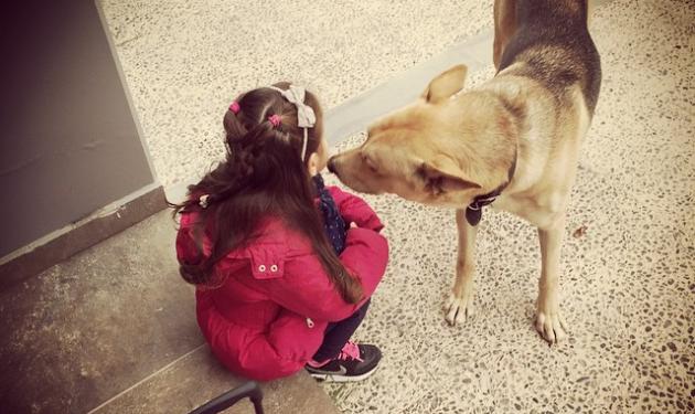 Κόρη διάσημης Ελληνίδας παίρνει το φιλί της από τον σκύλο που βλέπεις κάθε πρωί!