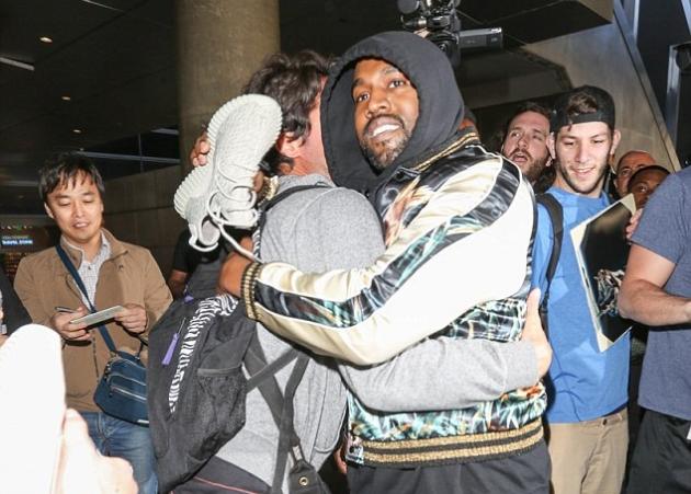 Kanye West: Μπήκε στη μέση για να χωρίσει δύο παπαράτσι που τσακώνονταν!