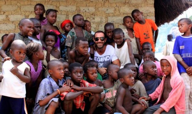 Η συγκλονιστική υποδοχή του Αντώνη Κανάκη από τα παιδιά της Σιέρα Λεόνε!