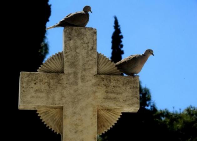 Σκοτώθηκε μέσα στο νεκροταφείο – Σκόνταψε και… του ήρθε το καντήλι στο κεφάλι!