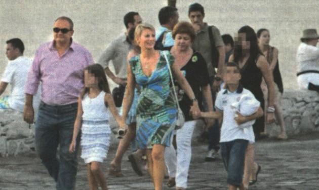Κώστας Καραμανλής: Διακοπές με την σύζυγό και τα παιδιά του σε τρία διαφορετικά νησιά!