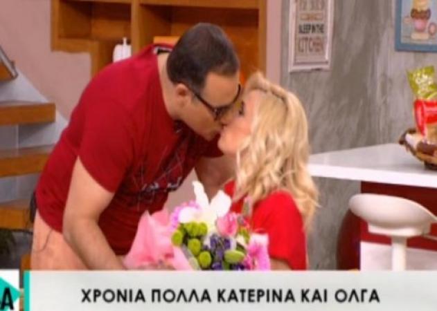 Kατερίνα Καραβάτου: Με ένα φιλί την υποδέχθηκε στην εκπομπή ο Κρατερός!