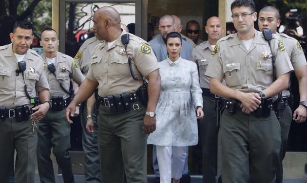 Ούτε ένας, ούτε δύο! Η Kim Kardashian συνοδεύεται από 10 αστυνομικούς! Γιατί;