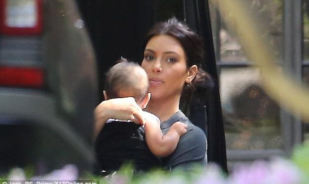 Η Kim Kardashian χωρίς ίχνος μακιγιάζ με την κόρη της αγκαλιά!
