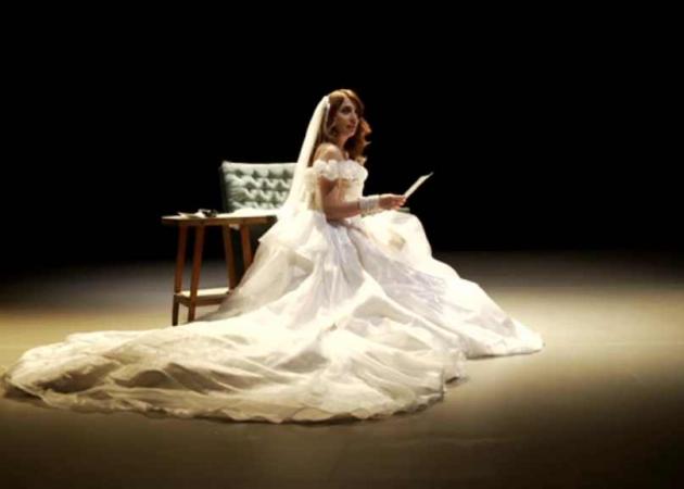 Ντύθηκε νύφη η Σμαράγδα Καρύδη! Video